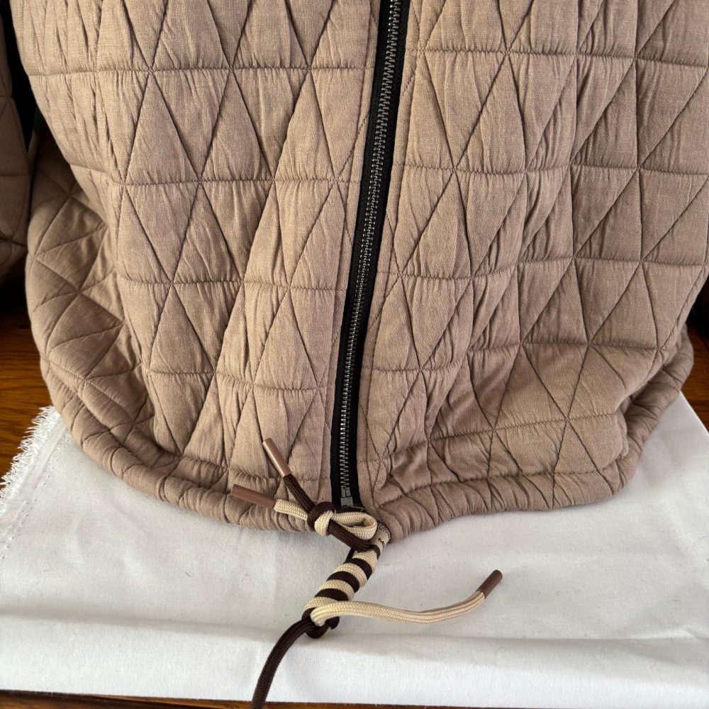 gilet ou veste matelassée avec capuche