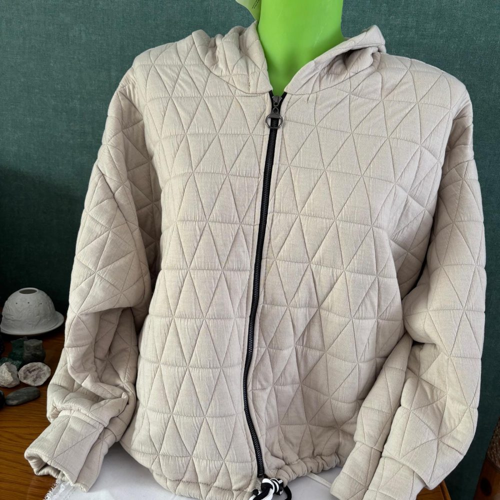 gilet ou veste matelassée avec capuche